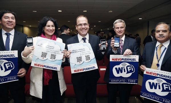 Autoridades de gobierno lanzan Wifi gratuito en aeropuerto de Santiago
