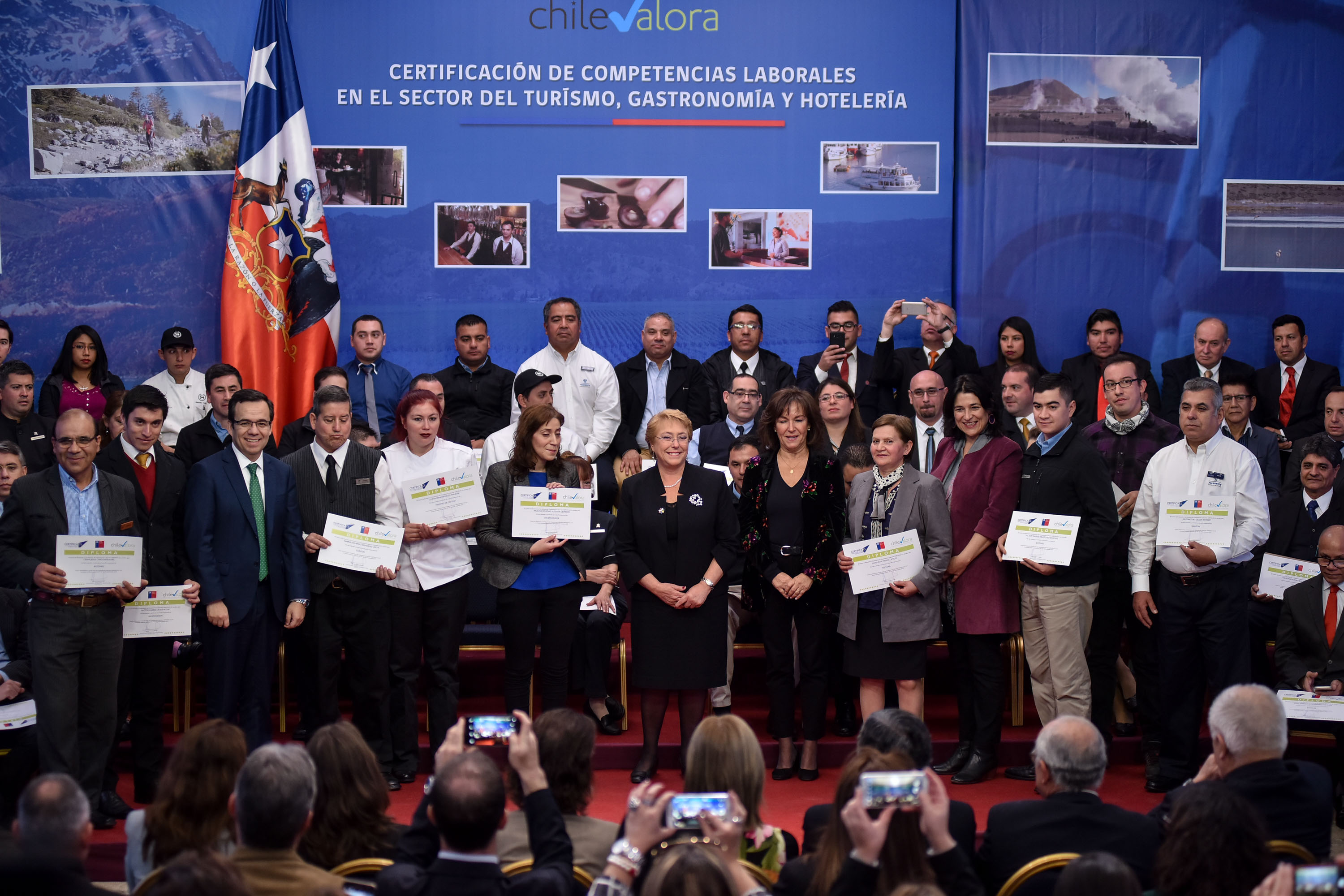 Presidenta Bachelet certifica a trabajadores del sector turismo