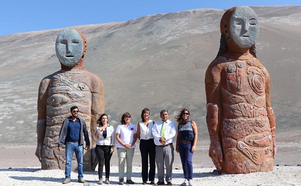 Autoridades de Turismo visitan altiplano y esculturas de momias Chinchorro
