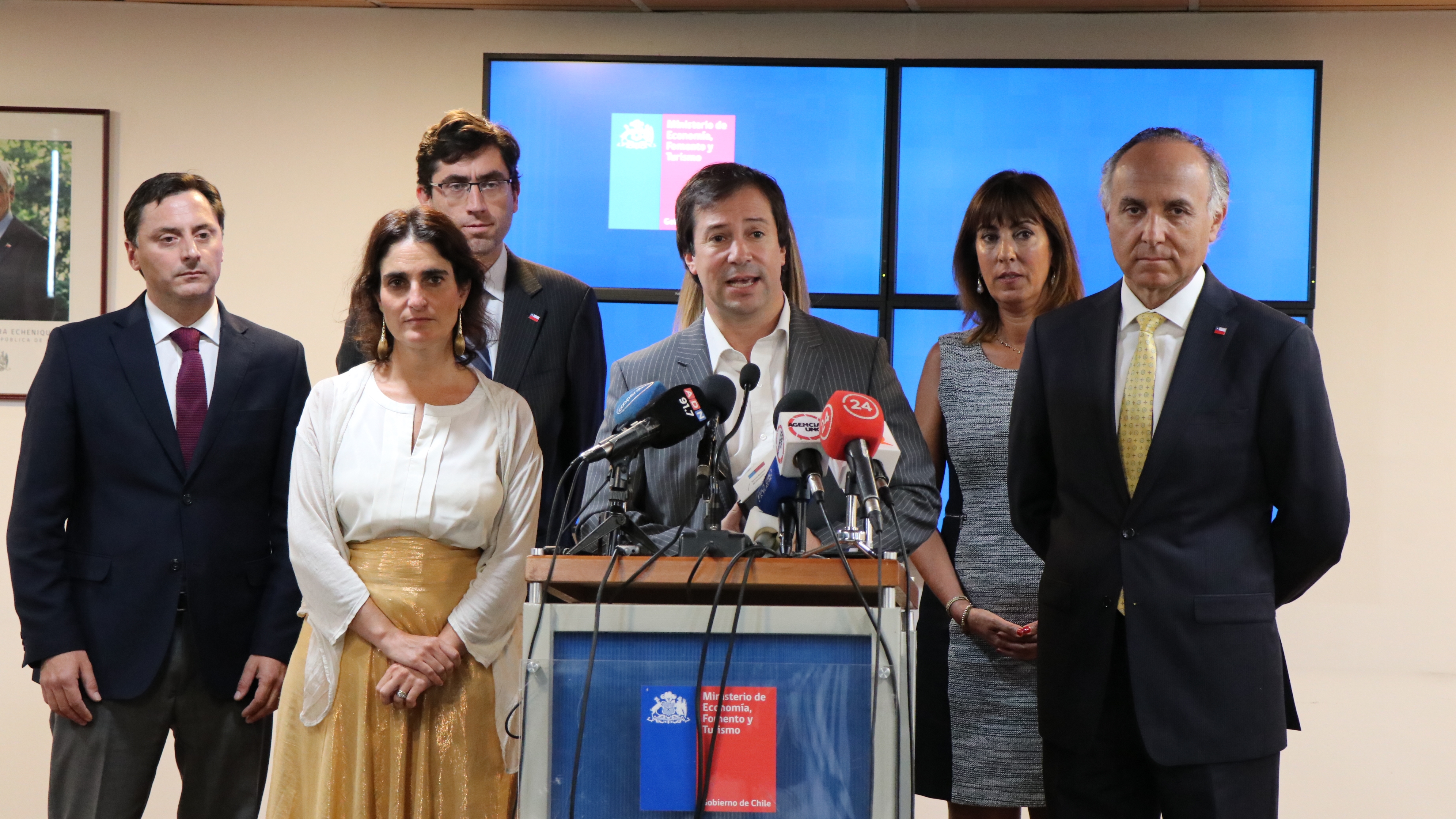 Ministros de Economía, RR.EE. y Trabajo  anuncian medidas multisectoriales para contener efectos del Covid-19 en Chile