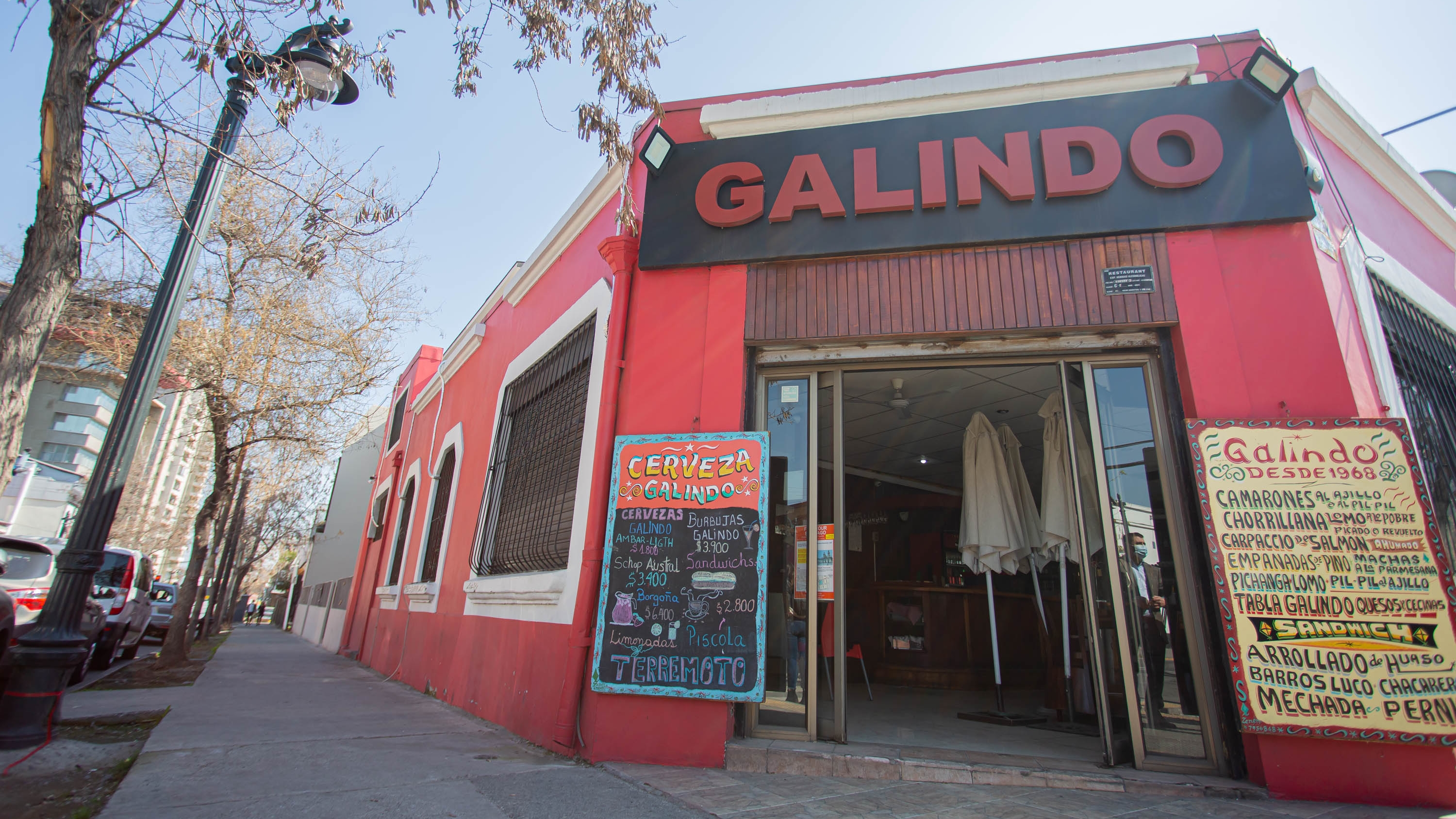 Ministerio de Economía detalla plan que permite y extiende la atención de público presencial en restaurantes y cafés